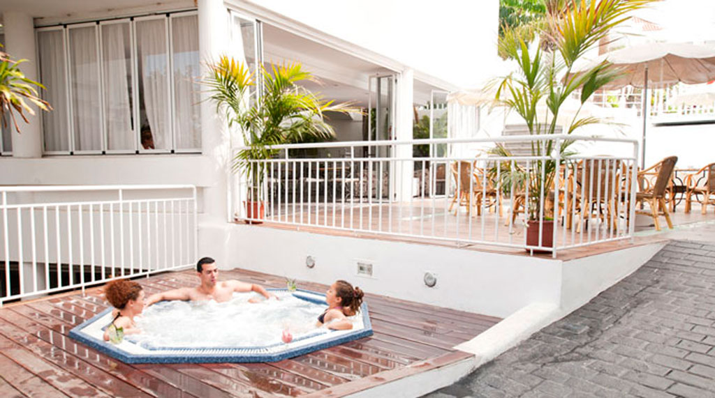 Terraza con jacuzzi